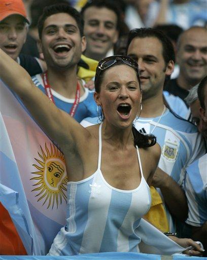 阿根廷女球迷掀球衣原版